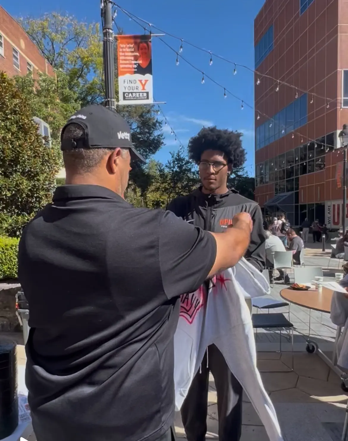 3JS artist airbrushing a shirt live at the University of Pikeville